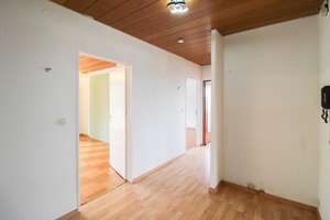 Neue Chance: Freistehendes OKAL-Haus mit Einliegerwohnung und großem Grundstück – Die vollständige Adresse der Immobilie erhältst du vom Anbieter., 75180 Büchenbronn, Pforzheim – Vorschaubild 2