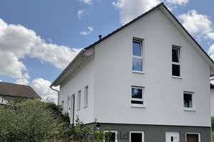 Attraktives Wohnhaus mit Einliegerwohnung – Die vollständige Adresse der Immobilie erhältst du vom Anbieter., 72178 Waldachtal – Vorschaubild 1
