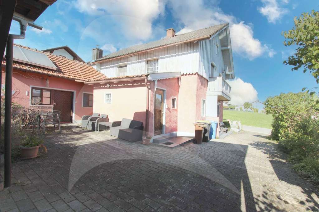 Immobilie in Gangkofen - Renoviertes Einfamilienhaus  mit kleinem Nebengebäude auf (Erbpacht)! - Bild 1