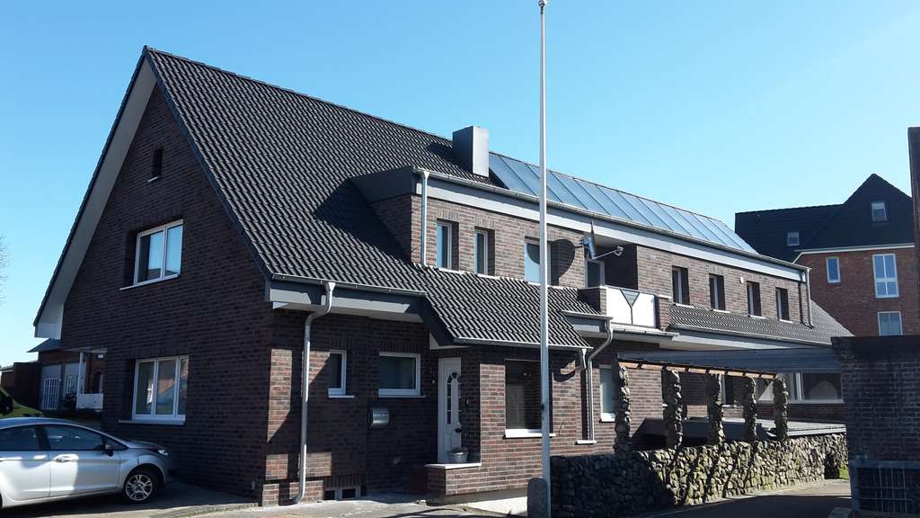 Immobilie in Niebüll - Saniertes Wohnhaus neuer Heizung & Solarthermie – 6 Einheiten als sicheres Investment in Niebüll
 - Bild 1