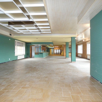VALLLLOBREGA: Gewerbefläche von 585 m² plus eine 160 m² große Wohnung und ein Lagerhaus von 585 m².