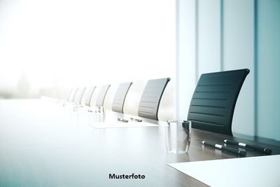 Bürogebäude mit Betriebswohnung und 2 integrierten Garagen