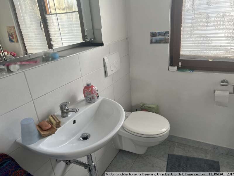 Immobilie in Schrozberg - Gepflegtes Wohnhaus mit 3 gemütlichesn Wohnungen, 2 Garagen und großem Garten - Bild 11