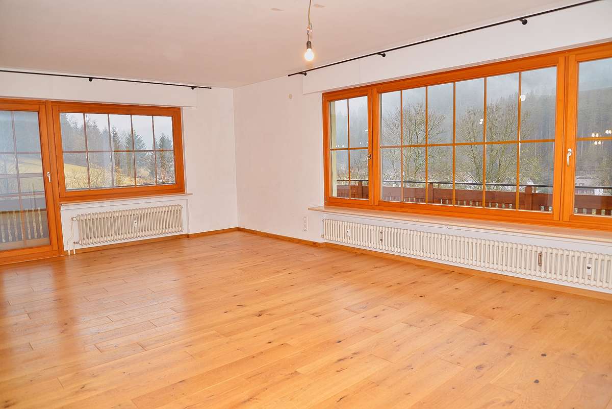 Immobilie in Enzklösterle - Mehrgenerationenhaus, Ferienwohnungen, ruhige Lage, sehr guter Zustand, neue Heizung, PV, Garagen - Bild 9