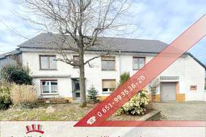 Vielseitiges Einfamilienhaus mit  
7 Zimmern, saniertem Bad, Garage und Schuppen