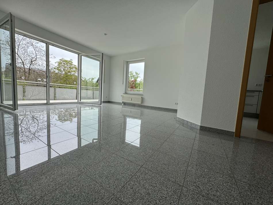 Wohnzimmer mit Balkon