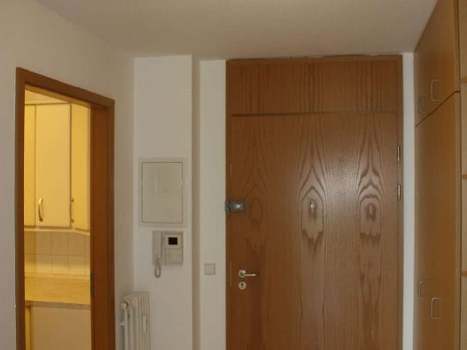 Flur mit Türe zur Küche und Wo