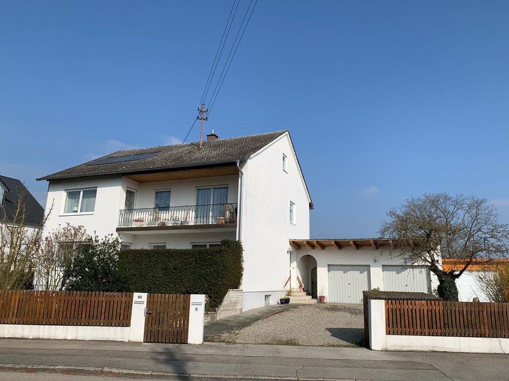 Zweifamilienhaus mit Garten und Garagen in Ingolstadt Hundszell zu