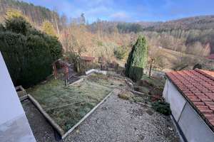 In schöner Ortsrand-/ Aussichtslage: Gepfl. EFH, u. a. mit Wintergarten, Kaminofen, Fußbodenheizung – Alte Weinstraße 33, 98554 Benshausen – Vorschaubild 23
