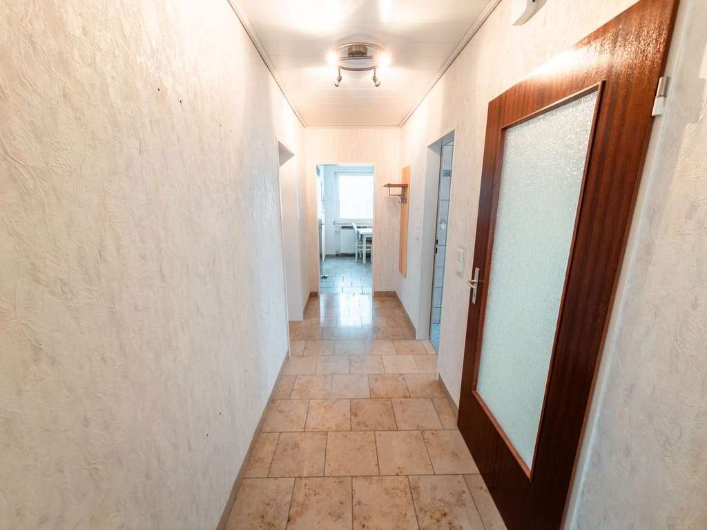 Immobilie in Volkmarsen - Großzügiges Familienhaus mit Terrasse, Balkon und zwei Garagen - Bild 3