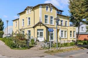 Attraktive Gewerbeimmobilie mit Praxis &amp; vermieteten Apartments in Kühlungsborn-West – Die vollständige Adresse der Immobilie erhältst du vom Anbieter., 18225 Kühlungsborn – Vorschaubild 1