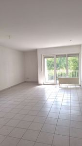 Helle 2-ZKB-Wohnung mit Balkon und Einbauküche