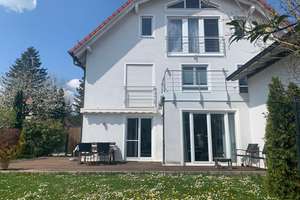 VON PRIVAT: Reiheneckhaus  in Großhadern im Blumenviertel