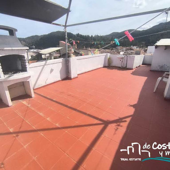 HAUS MIT PATIO UND TERRASSE