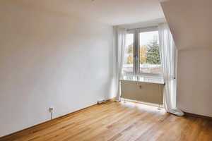 Lichtdurchflutete Dachgeschosswohnung bereit zum Einzug mit Balkon in Köln Junkersdorf – Köln – Vorschaubild 3