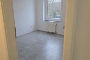 Helle 3-Zimmer-Wohnung ( 70 m²) mit hohen Decken und großen Fenstern in ruhiger Lage – Die vollständige Adresse der Immobilie erhältst du vom Anbieter., 47137 Untermeiderich, Duisburg – Vorschaubild 2