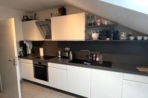 Gut geschnittene 5-Zimmer-Dachgeschosswohnung mitten im Herzen von Wiesbaden! – Kirchgasse 19, 65185 Mitte, Wiesbaden – Vorschaubild 2