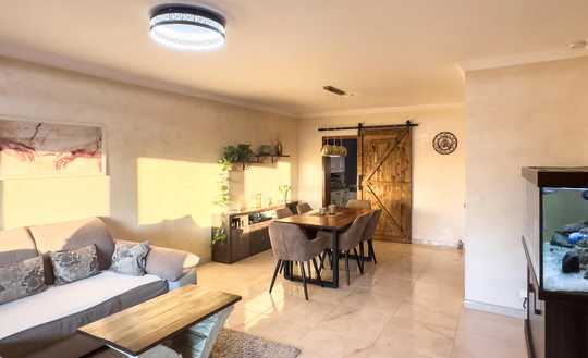 *** Mehr als nur vier Wände - Stilvolle 4 Zimmer-Wohnung mit Südbalkon und Stellplatz ***