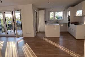 Befristet: Neubau 4-Zimmer-Wohnung mit EBK und Balkon mit Blick ins Grüne