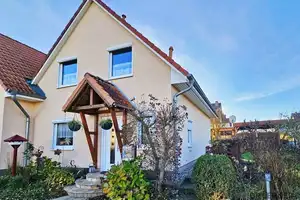 Dr. Lehner Immobilien NB
Schmucke Doppelhaushälfte mit Landidylle bei Neubrandenburg – Mecklenburg-Strelitz (Kreis) – Vorschaubild 1