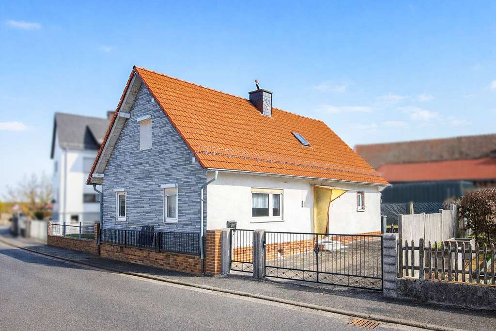Immobilie in Wächtersbach - Rückzugsort im Grünen: kleines Haus in Wittgenborn + optional Freizeitgrundstück - Bild 0