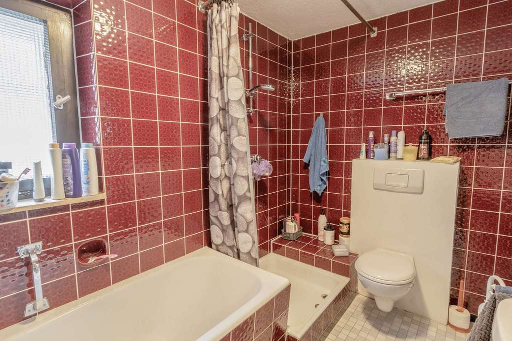 Immobilie in Walheim - Familienfreundliches Einfamilienhaus in Walheim mit Einliegerwohnung & großzügiger Dachterrasse - Bild 4