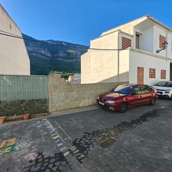 Haus ist Bau mit Grundstück