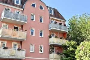 **Eigennutzer!!** 4-Zimmer Dachgeschosswohnung neu renoviert!! Fahrstuhl und 2 x Garage