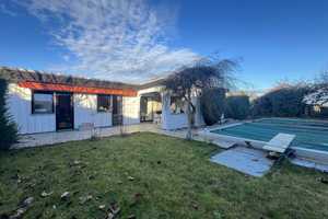 Familientraum: Großzügiger Bungalow in Feldrandlage mit Pool – Ludwigsburg (Kreis) – Vorschaubild 1