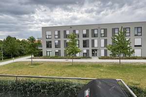 Möblierte 2-Zimmer-Wohnung mit Balkon · Furnished 2-room apartment with balcony