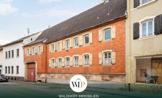 Historisches Sanierungsobjekt: Dreifamilienhaus mit großem Innenhof und Ausbaupotenzial