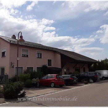 Motorrad- und Auto-Freunde aufgepasst! Schöner Wohnen und Werkstatt unter einem Dach