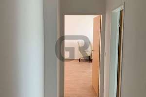 Ab 01.09. verfügbar - Moderne 2 Zimmer DG-Wohnung in ruhiger Lage – Die vollständige Adresse der Immobilie erhältst du vom Anbieter., 63073 Bieber, Offenbach am Main – Vorschaubild 2