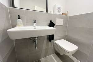 Wohnen im Grünen: helle 3 Zimmer + Süd-West-Balkon, kompakter Schnitt, neues Bad, Gäste-WC, Aufzug – Alteburger Straße 294, 50968 Bayenthal, Köln – Vorschaubild 16