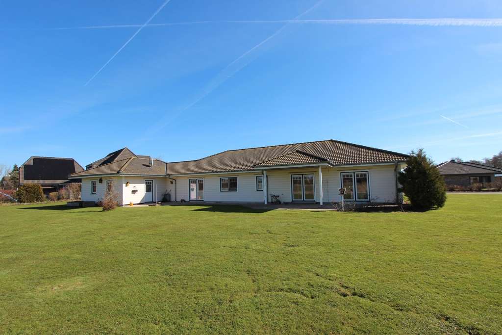Immobilie in Dagebüll - Wohntraum zur ebenen Erde - Wohnhaus mit separater Einliegerwohnung und Doppelcarport - Bild 4