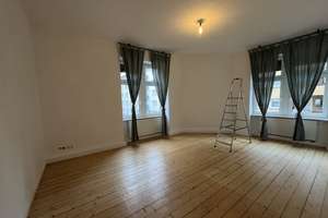 Sehr helle, sanierte Altbauwohnung mit großer Wohnküche!