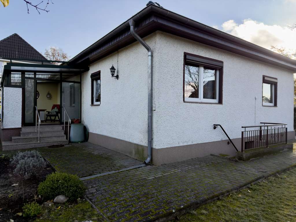 FINALER PREIS | PROVISIONSFREI |
Bungalow mit Wintergarten & Garage; grüne und beliebte Wohngegend