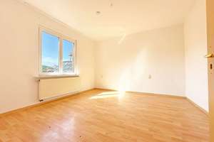 Zentral in S-Feuerbach: 3-Zi.-Altbauwohnung mit Stellplatz & Einbauküche – ideal auch als WG – Die vollständige Adresse der Immobilie erhältst du vom Anbieter., 70469 Feuerbach-Mitte, Stuttgart – Vorschaubild 2
