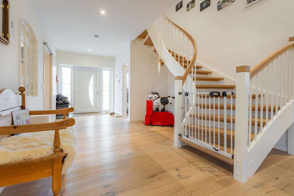 Immobilie in Nienborstel - Luxuriöses Familienwohnen – moderne Stadtvilla mit Garten, Sauna und Pizzaofen - Bild 3