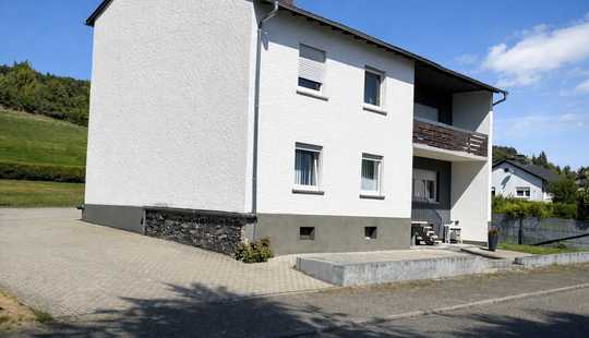 Bild von Mehrgenerationen- oder Zweifamilienhaus mit Garage