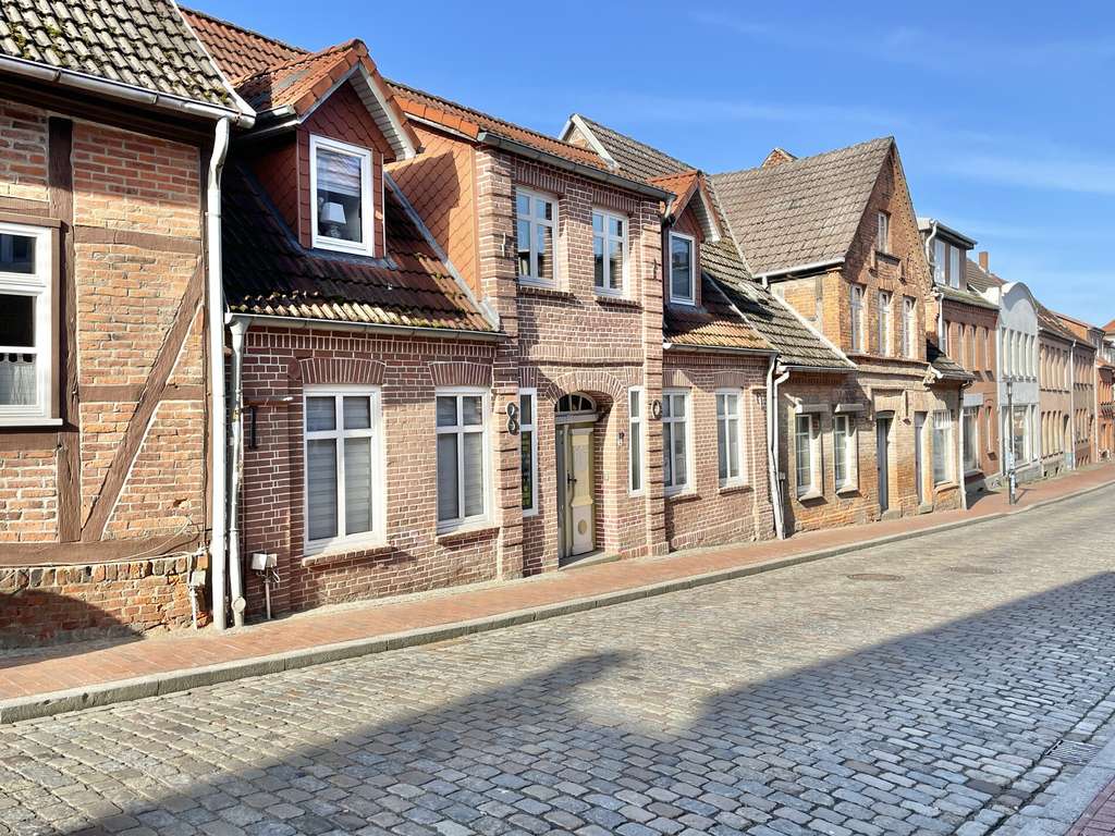 Immobilie in Gadebusch - Super Anlageobjekt mit 4 Wohneinheiten und guter Rendite in Gadebusch - 1995 aufwendig saniert - Bild 1