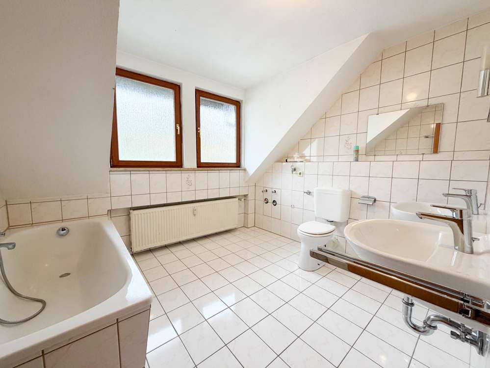 Immobilie in Itzgrund - Helle 3-Zimmer-Maisonettewohnung mit Balkon, Weitblick & Garage in gepflegtem Mehrfamilienhaus - Bild 6