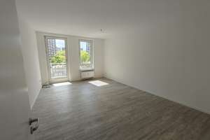 5,8 % IST-Rendite, renovierte 2 Zimmer Wohnung mit Balkon, EBK und Stellplatz – 4209 Grünau-Mitte, Leipzig – Vorschaubild 2