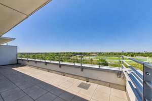 Lichtdurchflutete Dachterrassenwohnung mit unverbaubarem Skyline-Fernblick – Die vollständige Adresse der Immobilie erhältst du vom Anbieter., 81829 Messestadt Riem, München – Vorschaubild 2