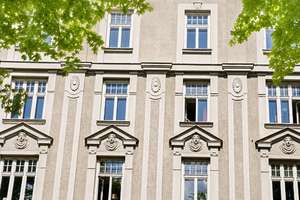 „Altbaujuwel im Dreimühlenviertel – stilvolle 2-Zimmer-Wohnung mit Balkon zum grünen Innenhof“