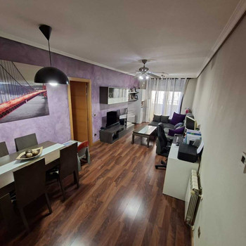 Wohnung 1. Stock. Zwei Schlafzimmer. Zwei Badezimmer. Zwei Terrassen. Garagenstellplatz. Abstellraum