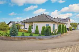 Gepflegtes Einfamilienhaus mit flexibler Raumaufteilung, Einliegerwohnung und wunderschönem Garten – Die vollständige Adresse der Immobilie erhältst du vom Anbieter., 56281 Emmelshausen – Vorschaubild 3