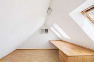 Dachgeschosswohnung mit Kamin und außergewöhnlichem Gestaltungspotenzial – Die vollständige Adresse der Immobilie erhältst du vom Anbieter., 81547 Neuharlaching, München – Vorschaubild 11