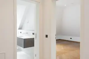 Sonnige, top-ausgestattete DG-Wohnung in kleiner Wohnanlage mit Putzservice – Alte Allee 27, 81245 München – Vorschaubild 16