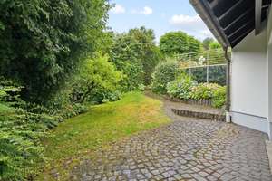 Stilvolles Wohnen mit viel Licht und Komfort – Haus mit Doppelgarage in Schmitten/Taunus – Die vollständige Adresse der Immobilie erhältst du vom Anbieter., 61389 Schmitten – Vorschaubild 4